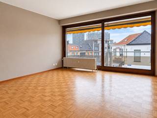 Gelegen aan de Oude Liersebaan in Mechelen bevindt zich dit aangename tweeslaapkamerappartement op de tweede verdieping. De ligging combineert een vlotte bereikbaarheid met tal van dagelijkse voorzieningen in de nabije omgeving.<br /><br />Via de inkomhal op blokjesparket betreden we het appartement. Hier bevinden zich praktische vestiairekasten en een afzonderlijke berging met voldoende voorraadruimte.<br /><br />Vooraan vinden we de ruime woon- en leefruimte, eveneens afgewerkt met blokjesparket. De grote schuiframen zorgen voor een aangename natuurlijke lichtinval en geven toegang tot een terrasje aan de voorzijde.<br /><br />De aparte keuken is uitgerust met een oven, keramische kookplaat en koelkast met vriesvak. Daarnaast is er de mogelijkheid om een vaatwasser te plaatsen.<br /><br />Aan de rustige achterzijde bevinden zich twee slaapkamers, beide voorzien van automatische rolluiken. De grootste slaapkamer geeft bovendien rechtstreeks toegang tot het tweede terras.<br /><br />De badkamer beschikt over een enkele wastafel en een douche in bad. Een afzonderlijk gastentoilet vervolledigt het appartement.<br /><br />Een praktisch ingedeeld en lichtrijk appartement met twee slaapkamers en buitenruimte aan zowel de voor- als achterzijde.<br />Beschikbaar vanaf 01/10/2026 en geschikt voor maximum 3 personen.