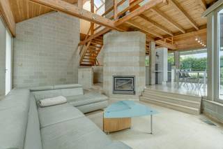 Met een mooi perceel van 1.073 m² en een doordachte, speelse architectuur biedt dit pand een unieke woonbeleving.<br />Bij het binnenkomen ervaar je meteen de open en lichtrijke sfeer van de woning. De leefruimtes zijn opgebouwd uit slimme tussenniveaus (split-level), wat zorgt voor een aangename verbinding tussen de verschillende ruimtes.<br /><br />Bestaande uit:<br />Gelijkvloers:<br />een open inkomhal die overgaat in een verlaagde zitput en eetruimte - aansluitend bevindt zich de open, ingerichte keuken met zicht op de leefruimtes en tuin.<br /><br />Onderliggend niveau (enkele trapjes naar beneden):<br />praktische ruimtes zoals een afzonderlijk toilet, een ruime wasplaats/berging en een grote garage met directe toegang tot de tuin.<br /><br />Tussenverdieping (enkele trapjes naar boven):<br />drie volwaardige slaapkamers en een ingerichte badkamer.<br /><br />Bovenste verdieping: <br />een mezzanine die perfect dienst kan doen als thuiskantoor, speelruimte voor de kinderen of ontspanningshoek.<br /><br />De grote, zuidwestgerichte tuin garandeert dat je tot 's avonds laat van de zon kunt genieten. <br />Aan parkeergelegenheid is er geen gebrek: naast de inpandige garage beschikt de woning over een ruime oprit en een handige carport.<br /><br />Enkele troeven van dit pand te koop:<br />- EPC-label C: een energiezuinige woning zonder renovatieverplichting.<br />- Zonnepanelen<br />- Topligging aan de stadsrand van Poperinge<br />- Grondoppervlakte: 1.073 m²<br />- Zuidwest gerichte tuin<br /><br /><br /><br />De eigendom wordt aangeboden via de Pre-sale formule. Van 19/10/2026 om 09:00 tot 24/10/2026 om 12:00 kan u het huis op afspraak komen bezichtigen en een bod uitbrengen. De vermelde prijs is een instelprijs. Voor meer info, gelieve contact op te nemen met de dossierverantwoordelijke.<br /><br />Bestuursmaatregelen in het maatregelenregister: nee<br /><br />Deze AI-visualisaties zijn bedoeld als inspiratie. Er werd geen rekening gehouden met technische specificaties, stedenbouwkundige voorschriften of de concrete mogelijkheden tot realisatie.
