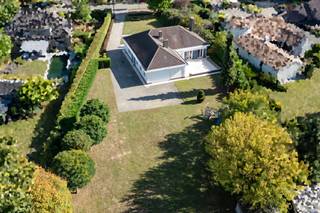 Op een prachtige, groene locatie in Mariekerke, nabij de Scheldedijk, vinden we deze mooie laagbouwvilla op een perceel van 2463m² bestaande...