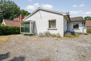 Op zoek naar een woning met veel potentieel?Ontdek deze charmante bungalow op een royaal perceel van 1.040 m², ideaal gelegen in het geliefde...