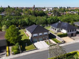 <p>Goed onderhouden karaktervolle villa bestaande uit een inkomhal met gastentoilet en vestiaire, ruime lichtrijke leefruimte met toegang tot de veranda en een volledig uitgeruste keuken.<br />Op de verdieping bevinden zich 4 slaapkamers en een badkamer (bad, toilet, lavabo). Via een vaste trap bereik je de zolderruimte die polyvalent ingericht kan worden.<br />Op kelderniveau zijn er twee garages met sectionale poort, een ruime provisie- en hobbyruimte, wasplaats en extra berging.</p>
<p><strong>Troeven:</strong></p>
<ul>
<li>Goed onderhouden karaktervolle villa op een perceel van 930 m²</li>
<li>Mogelijkheden voor vrije beroepen</li>
<li>Lichtrijke ruimtes</li>
<li>Volledig vernieuwd dak in 2015</li>
<li>Kelder én zolder met veel potentieel</li>
<li>2 regenwaterputten van 5.000 liter</li>
<li>Gas aanwezig in de straat</li>
</ul>
<p>Deze woning is te koop ZONDER makelaar via het concept van Smart Houses! Verdere inlichtingen of bezoek? Contacteer rechtstreeks de eigenaar via 0475/69.66.00.</p>