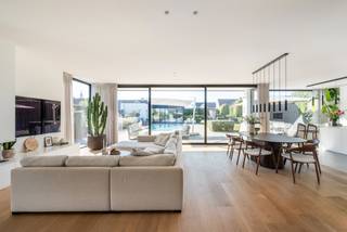 Op korte afstand van het centrum van Hoogstraten bevindt zich deze verrassend ruime BEN-villa op een zuidgericht perceel van 1.320 m². De woning werd in 2019 quasi volledig nieuw heropgebouwd en haalde bijgevolg een E-peil 3 ! De villa biedt vandaag ca. 433 m² aan woonoppervlakte, waarbij ruimte, licht en hedendaags wooncomfort centraal staan. De grote raampartijen creëren een sterke verbinding tussen binnen en buiten en laten de leefruimtes volop genieten van het zicht op de tuin. Het verwarmde zwembad en het volwaardig ingerichte poolhouse versterken het gevoel van wonen en ontspannen in eigen huis.<br /><br />De villa is opgebouwd rond een royale, open leefruimte waar zithoek, eetplaats en keuken op een natuurlijke manier met elkaar verbonden zijn. Het salon met gashaard vormt een gezellige zithoek, terwijl de ruime open keuken met centraal eiland en ontbijtgedeelte uitnodigt tot een gezellig samenleven. De keuken is voorzien van alle modern comfort met oa stoomoven, combi-oven, inductiekookplaat met inbouwafzuiging, wijnkoeler,.. <br />Een afzonderlijk bureau en een bijkomende polyvalente kamer bieden ruimte voor thuiswerk, hobby's of een speelkamer. Praktisch comfort is er dankzij de aansluitende wasplaats, berging, technische ruimte en kelder.<br />Een strakke trap in mooi staal brengt u naar de bovenverdieping. Hier bevindt zich de masterbedroom met afzonderlijke dressing en eigen badkamer voorzien van vrijstaand ligbad, ruime inloopdouche en dubbele lavabo. Verder twee ruime slaapkamers met inbouwkasten en een tweede badkamer met dubbele lavabo en douche. De volledig afgewerkte tweede verdieping biedt nog een grote hobbykamer/polyvalente kamer, dewelke ook dienst kan doen als 4de slaapkamer. Verder nog een bijkomende berg- en technische ruimte. <br /><br />Ook buiten werd veel aandacht besteed aan ruimte en privacy. De zuidgerichte, volledig omheinde tuin vormt een aangename verlenging van de leefruimtes en werd ingericht met verschillende terrassen rondom het verwarmde zwembad. Hier is volop ruimte voor lange zomerdagen, een loungehoek of gezellig tafelen met familie en vrienden, terwijl achteraan nog voldoende gazon en speelruimte behouden blijft.<br />Het vrijstaande poolhouse maakt het buitenleven compleet en functioneert als een volwaardige extra leefruimte. Met een eigen keuken (voorzien van vaatwasser, oven, koelkast met diepvriezer), een douche en toilet leent het zich perfect als lounge, fitness- of ontspanningsruimte en vormt het tegelijk een ideale plek om gasten te ontvangen.<br /><br />Ook aan het praktische aspect werd gedacht. Zowel voor als naast de woning is ruime parkeergelegenheid voorzien, inclusief laadinfrastructuur voor elektrische wagens. <br /><br />Bijzonderheden: <br />- Sterke technische en energetische uitrusting. Met een E-peil van slechts 3 betreft het bovendien een uiterst energiezuinige BEN-woning.<br />- een geothermische warmtepomp met vloerverwarming en passieve koeling<br />- zonnepanelen van 11 kW<br />- ventilatiesysteem type D<br />- domotica<br />- alarmsysteem, buitendetectie, automatische toegangspoort, rookdetectoren<br />- regenwaterput van 14.000 liter, aangesloten op toiletten en buitenkraan<br />- screen aan de leefkeuken en oversteek - rolluiken op de eerste verdieping<br />- een verwarmd zwembad met automatisch rolluik <br />- laadinfrastructuur voor elektrische wagens aanwezig. <br />- een opportuniteit voor wie wil wonen in een compleet instapklare villa met groot volume aan woonruimte, energiezuinigheid, privacy en een uitgesproken binnen-buitenbeleving.