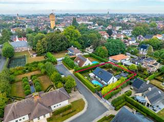 In de residentiële en prestigieuze villawijk 't Motje in Roeselare bevindt zich deze goed onderhouden en instapklare villa op een perceel van 940 m². De woning is gelegen in een doodlopende straat en combineert een rustige, kindvriendelijke omgeving met een vlotte bereikbaarheid richting het stadscentrum. Deze zorgvuldig onderhouden eigendom biedt bovendien de mogelijkheid tot gelijkvloers wonen dankzij de aanwezigheid van een gelijkvloerse slaapkamer. In de volledig afgesloten tuin geniet u van een verwarmd zwembad en 100% privacy. Hier geniet u het hele jaar door van een heerlijk vakantiegevoel.<br /><br />Indeling van de villa te koop:<br /><br />*Gelijkvloers: <br />Inkomhal met vestiaire en apart gastentoilet. Leefruimte opgedeeld in een zithoek, cosy corner en een orangerie met zicht op de tuin. <br />Volledig ingerichte luxe keuken met aansluitende berging en wasplaats. <br />Gelijkvloerse slaapkamer met eigen doucheruimte.<br />Bergingen en voorraadkelder. <br /><br />*Eerste verdieping: <br />Ruime mezzanine ingericht als zithoek en bureau (mogelijkheid tot het creëren van een derde slaapkamer). <br />Tweede slaapkamer met aansluitende badkamer (dubbele lavabo en douche) en een afzonderlijk toilet.<br /><br />* Buitenruimte: Volledig omheinde tuin van 940 m² met verwarmd zwembad met solar zwembadrolluik, terras, buitendouche en toilet. Ruime carport met werkruimte, tuinberging en een serre. Elektrische toegangspoort en ruime oprit.<br /><br />Energie en voorzieningen: 64 zonnepanelen (met resterende groenestroomcertificaten), een regenwaterput van 15.000 liter, alarminstallatie, waterverzachter....<br /><br />Ligging:<br />Gelegen in villawijk 't Motje, tussen de Rumbeeksesteenweg en de Vijfwegenstraat. Een groene en rustige omgeving op slechts enkele minuten van het centrum van Roeselare en nabij diverse voorzieningen.<br /><br />Wenst u meer informatie of een bezoek ter plaatse? Neem contact op met dossierverantwoordelijke Stijn Soenen via 0477 69 26 94 of stijn.soenen@dewaele.com.<br /><br /><br /><br />Bestuursmaatregelen in het maatregelenregister: in aanvraag