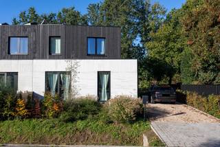 <p>Moderne, rustig gelegen woning te Essen met aangename, onderhoudsvriendelijke tuin. De woning werd recentelijk gebouwd en bestaat o.a. uit een ruime leefkamer, een knappe leefkeuken met vele raampartijen, drie slaapkamers, een badkamer (douche én bad), een eigen oprit en een aangelegde tuin met terras en leuk zicht op groen! E-peil 9!</p>
Huurprijs: €1.495 per maand.
