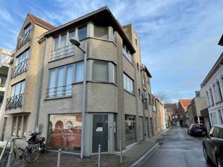 <p><span>Ruime en droge kelderberging in het centrum van Tielt</span></p>
<p>De berging biedt een praktische extra opslagruimte en is gelegen in een centrale en goed bereikbare locatie, op wandelafstand van de belangrijkste voorzieningen en winkels in het centrum van Tielt.</p>
<p>De kelderberging is bereikbaar via de traphal. <span>Er is geen lift aanwezig.</span></p>
<p>Een handige oplossing voor wie op zoek is naar extra bergruimte in het centrum van Tielt.</p>
