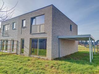 Lot 108 is een halfopen bebouwing op een grondoppervlakte van 316 m² en met een totale bewoonbare oppervlakte van 143 m². Deze woning staat ruwbouw-winddicht momenteel en kan tamelijk snel instapklaar gemaakt worden. Moderne bouwstijl : 2 bouwlagen met plat dak. GELIJKVLOERS : inkom, wc, ruime living, open keuken met eiland, berging. Carport en omheining inbegrepen. Mooie tuin. EERSTE VERDIEPING: 1 grote slaapkamer voor de ouders met mogelijkheid tot dressing, 2 kinderkamers, ingerichte badkamer met inloopdouche, ligbad, badkamermeubel met dubbele lavabo, aparte wc en technische ruimte. Deze woning wordt volledig afgewerkt aangeboden met ingerichte keuken en badkamer, bevloering en vloerverwarming. Energieneutrale woning (E -12) dankzij doorgedreven isolatiepakket, ventilatiesysteem D, ruim pakket zonnepanelen en warmtepomp. Dit betekent niet enkel grote besparingen op je energiefactuur, maar ook 5 jaar geen onroerende voorheffing én betere voorwaarden voor je lening. Deze woning wordt gebouwd in een nieuw woonproject in het centrum van Sijsele, meer bepaald naast het woonzorgcentrum De Stek. Rustig gelegen en veel groene ruimte aanwezig. Doodlopend straatje. Goeie mobiliteit met winkels, scholen en ontspanningsmogelijkheden vlakbij. <br /><br />Prijs excl. btw en kosten. Voor meer informatie bel 09 280 60 60 of mail naar info@durabrik.be<br />Download de brochure op https://durabrik.immo/sijsele-nieuwe-weg.<br /><br />* Afbeeldingen en oppervlaktes zijn indicatief.