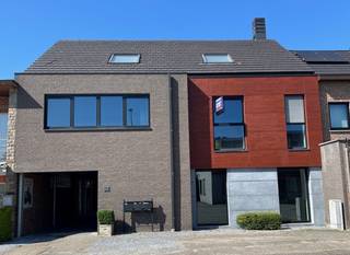 DUPLEX APPARTEMENT met 1 slaapkamer, ruim terras en staanplaats te huur te Zelem, Stationsstraat 116.<br /><br />Het appartement is gelegen op de eerste verdieping in een residentie met 3 wooneenheden.<br /><br />Indeling van het appartement :<br />- inkomhal<br />- toilet<br />- berging<br />- eetkeuken<br />- terras<br />- woonkamer<br />- overloop <br />- slaapkamer<br />- badkamer met douche en toilet<br /><br />Modern appartement voorzien van alle comfort.<br />EPC : 92, label A<br /><br />Achter het gebouw is er een staanplaats.<br /><br />Huurprijs appartement + staanplaats : 850 € per maand.<br />Geen gemeenschappelijke kosten.<br /><br />Info en bezoek : 013/311.233<br /><br /><br />Alle gegevens zijn louter informatief, onder elk voorbehoud, en voor zover het pand intussen niet verhuurd of verkocht is.<br />Dit pand wordt door ons geplaatst op volgende websites :<br />-www.alvast.be<br />-www.immoscoop.be<br />-www.zimmo.be<br />-www.spotto.be<br />Indien U het pand op andere websites zou aantreffen is dit niet door ons geplaatst en is de info mogelijk niet up-to-date.