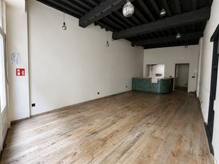 Op een absolute toplocatie aan de Sint-Jansvliet 21, vlak bij de ingang van de Antwerpse voetgangerstunnel, bevindt zich deze bijzondere horecaruimte van circa 71 m² met een ruim terras van circa 30 m².Het pand ligt achter de opvallende gevel met het bekende paddenstoelenkunstwerk van de Antwerpse kunstenares Charlotte De Cock. Het schilderwerk geniet internationale aandacht en doet dagelijks heel wat voorbijgangers en toeristen stilstaan. Dat geeft de locatie een herkenbaar en eigenzinnig karakter, met een sterke natuurlijke zichtbaarheid.De horecaruimte leent zich uitstekend voor een koffiebar, lunchzaak, restaurant, wijnbar of ander aantrekkelijk horecaconcept. Dankzij het terras kan de zaak ook buiten een aangename plek creëren voor klanten.De centrale ligging aan de Sint-Jansvliet, op wandelafstand van de Grote Markt en de Kloosterstraat, zorgt voor een constante passage van buurtbewoners, shoppers, dagjesmensen en internationale bezoekers.