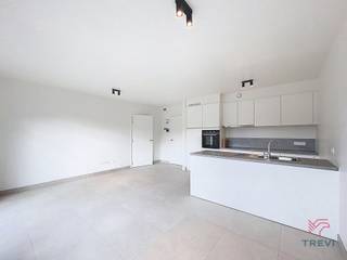 <p>Ontdek dit tweeslaapkamerappartement gelegen in het project Mench, een nieuw residentieel geheel dat hedendaagse architectuur combineert met een groene omgeving. Georganiseerd rond een ruime gemeenschappelijke tuin, biedt het een rustige leefomgeving in het hart van de stad.</p>
<p>Het appartement beschikt over een ruime, lichtrijke woonkamer met een open, volledig uitgeruste keuken, wat zorgt voor een gezellige leefruimte. De twee slaapkamers bieden comfortabele oppervlaktes, ideaal voor een gezin, een koppel of co-living. Een privatief terras verlengt op aangename wijze de binnenruimte.</p>
<p>In de onmiddellijke nabijheid van openbaar vervoer, winkels en hoofdwegen vormt dit pand een ideale opportuniteit die comfort en praktisch gemak combineert.</p>
<p>De technische uitrusting garandeert optimaal comfort: uitstekende energieprestatie met een EPC A, warmtepomp, zonnepanelen, ventilatiesysteem met dubbele flux, vloerverwarming, kwaliteitsvolle materialen en verzorgde afwerkingen. Lage provisies. Onmiddellijk beschikbaar. Mogelijkheid om een parkeerplaats te huren tegen meerprijs (met of zonder laadpaal). Oppervlaktes worden ter indicatie opgegeven.<br /><br /></p>
<p><span>Indeling </span>:</p>
<ul>
<li>Inkomhal</li>
<li>Slaapkamer 1</li>
<li>Slaapkamer 2</li>
<li>Toilet</li>
<li>Doucheruimte</li>
<li>Wasruimte</li>
<li>Woonkamer met volledig ingerichte open keuken</li>
<li>Terras</li>
</ul>
<p><br /><br /></p>