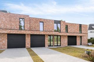 <p>If you are looking for a move-in ready new build home in Hasselt that combines energy efficiency, contemporary design and premium finishes, this beautiful home in Zestienbundersstraat is well worth discovering. This modern terraced home has been completed to a high standard, fully painted and is ready for immediate occupation.</p><p>Its timeless architecture with a flat roof, warm brick façade and large windows creates bright, welcoming living spaces filled with natural daylight. The living area enjoys pleasant views of the beautifully landscaped southeast-facing garden, creating a seamless connection between indoor and outdoor living.</p><p>The ground floor offers a spacious living room, an open-plan kitchen, a practical utility room and an integrated garage providing both secure parking and additional storage space.</p><p>On the first floor, you will find four bedrooms, making this property ideal for families, home working or guest accommodation. The contemporary bathroom is fully tiled and fitted with a bathtub, separate walk-in shower and double vanity unit.</p><p>The outdoor area has been finished with the same attention to detail. The landscaped terrace, newly seeded lawn, hedges and fencing create a private garden where you can relax, entertain family and friends or let children play safely.</p><p>Designed according to the latest energy standards, this BEN home features a heat pump, D ventilation system, high-quality insulation and an excellent E-level. These features ensure exceptionally low energy consumption, excellent indoor comfort and lower running costs.</p><p>The property is located in the quiet residential Zestienbundersstraat in Hasselt, close to schools, shops, public transport and recreational facilities. Hasselt city centre and the main access roads are easily reached, allowing you to enjoy peaceful surroundings without compromising accessibility.</p><p>Eligible buyers may also benefit from the reduced 6% VAT rate, subject to the applicable legal conditions.</p><p>Would you like to experience the quality and comfort of this exceptional new build home? Contact us today for more information or to arrange a viewing.</p>