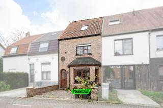 IMMO FRANCOIS MEETJESLAND PRESENTEERT JAGERPAD 14!<br /><br />WIJ VERWIJZEN U VOOR ALLE INFO &amp; DOCUMENTEN GRAAG DOOR NAAR ONZE WEBSITE: IMMOFRANCOIS.BE.<br /><br />WENST U EEN GRATIS EN VRIJBLIJVENDE VERKOOPSANALYSE MET WAARDEBEPALING VAN UW EIGENDOM? TOM KOMT GRAAG BIJ U LANGS!<br /><br />Deze gerenoveerde woning, gelegen aan Jagerpad 14 in Waarschoot, biedt een aangename combinatie van comfort en praktische indeling met mogelijkheid tot 4 slaapkamers. De woning is gelegen in het aangename Waarschoot, en biedt een uitstekende bereikbaarheid naar omliggende steden en invalswegen. Winkels, scholen en openbaar vervoer bevinden zich in de nabije omgeving, wat zorgt voor een vlotte dagelijkse mobiliteit. <br /><br />Bovendien werden belangrijke structurele en technische vernieuwingen uitgevoerd: de volledige dakstructuur werd vernieuwd in 2016, terwijl de verwarmingsinstallatie en elektriciteit volledig werden vernieuwd in 2017. In 2020 werd de woning verder uitgebreid met een veranda en in 2021 werd de badkamer volledig vernieuwd.<br /><br />Bij het betreden van de woning wordt u verwelkomd in een lichtrijke en ruime leefruimte die naadloos aansluit op de gezellige keuken, voorzien van alle nodige toestellen en hedendaags comfort. Op het gelijkvloers bevindt zich eveneens de praktische badkamer, ingericht met een douche en wastafel, alsook de aansluitingen voor een wasmachine. Verder vervolledigen een apart toilet en een lichtrijke veranda het gelijkvloers.<br /><br />Op de eerste verdieping treft u een ruime slaapkamer, een tweede apart toilet en een extra ruimte die veelzijdig kan ingericht worden als bureau, dressing of bijkomende slaapkamer. Via een vaste trap bereikt u de afgewerkte zolderverdieping, die tal van mogelijkheden biedt en perfect kan opgedeeld worden in twee slaapkamers of naar eigen wens kan ingericht worden.<br /><br />Buiten geniet u van een onderhoudsvriendelijke tuin met een gezellig terras en een tuinberging.<br /><br />Ben je op zoek naar een instapklare woning met alle voorzieningen op korte afstand? Aarzel niet en contacteer Tom Verstringe van Immo Francois Meetjesland voor meer informatie of een bezoek ter plaatse!<br /><br />GRAAG ALS EERSTE OP DE HOOGTE VAN ONS AANBOD?<br /><br />1) BEZORG ONS UW ZOEKVOORKEUREN EN WE HOUDEN CONTACT,<br /><br />2) VOLG @IMMOFRANCOISMEETJESLAND VIA INSTAGRAM<br /><br />