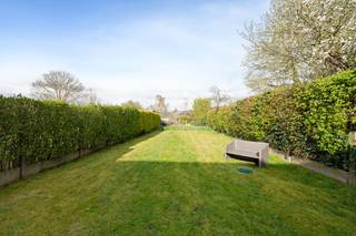 <p>Te koop: instapklare gesloten gezinswoning op wandelafstand van het station en nabij alle voorzieningen.</p>

<p>Deze instapklare woning biedt een comfortabele indeling met drie slaapkamers en een gezellige tuin van 235 m² waar u heerlijk kunt ontspannen. Dankzij de centrale ligging in een rustige woonkern, vlakbij openbaar vervoer, park en ziekenhuis, geniet u van alle voordelen van een goed bereikbare locatie.</p>

<p>Belangrijkste ruimtes:<br />• Ruime living (35 m²) met veel lichtinval<br />• Volledig ingebouwde keuken (10 m²) met inductiekookplaat, oven, vaatwasser en ingemaakte kasten<br />• Drie slaapkamers (11 m², 15 m², 11 m²)<br />• Badkamer (8 m²) met ligbad, dubbele wastafel in meubel en ingemaakte kasten<br />• Garage (25 m²) met automatische sectionale poort en aansluitingen voor wasmachine en droogkast<br />• Tuin (235 m²) ideaal voor ontspanning</p>

<p>Troeven:<br />• Instapklare gezinswoning met 3 slaapkamers<br />• Gezellige tuin, ideaal om tot rust te komen<br />• Perfecte locatie dichtbij voorzieningen en station Dendermonde</p>

<p>Neem vandaag nog contact op met uw ERA-makelaar voor een bezoek. JOUW DROOMHUIS. ZO GEVONDEN!</p>