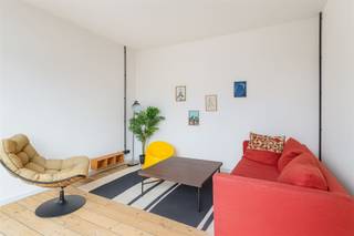 <p><strong>Prachtig gerenoveerd appartement in hartje Antwerpen</strong></p><p>Welkom in dit moderne en stijlvol ingerichte appartement van 83m² in Antwerpen. Dit aantrekkelijke woonpand biedt de perfecte combinatie van comfort, functionaliteit en hedendaags design voor de veeleisende koper.</p><p><strong>Ruimtelijke indeling</strong></p><p>Het appartement beschikt over een optimaal ingedeelde plattegrond met twee comfortabele slaapkamers en één volledig uitgeruste badkamer. De open woon- en eetkamer vormt het hart van de woning en biedt volop ruimte voor gezelligheid en ontspanning.</p><p><strong>Moderne keuken</strong></p><p>De grijze design-keuken is voorzien van hoogwaardige inbouwapparatuur, waaronder een moderne oven, kookplaat en afzuigkap. De vele kastruimte en het ergonomische werkblad maken koken tot een genoegen. Een fraaie keukenisland creëert extra zitplaatsen en zorgt voor een aangenaam sociaal element.</p><p><strong>Licht en ruimte</strong></p><p>Dankzij grote ramen en glazen deuren stroomt er overvloedig daglicht het appartement binnen. Dit geeft de ruimtes een luchtiger en meer open karakter. De houten parketvloeren (visgraat) in lichte tonen dragen bij aan de warmte en elegantie van het interieur.</p><p><strong>Slaapkamers</strong></p><p>Beide slaapkamers zijn voorzien van moderne raambehandelingen en bieden ruimte voor diverse inrichtingsstijlen. De slaapkamers hebben zicht op het appartementencomplex en omgeving.</p><p><strong>Badkamer</strong></p><p>De moderne badkamer is uitgevoerd met stijlvolle zwarte tegels, een inloopdouche met glazen wand en een elegant design. Een handig apart toilet completeert het sanitaire aanbod.</p><p><strong>Afwerking en details</strong></p><p>Het appartement oogt verzorgd en werd zorgvuldig gerealiseerd. Overal zijn details doordacht, van de moderne verlichting tot aan de smaakvolle muurkleuren. De neutrale kleurstellingen bieden volop mogelijkheden voor persoonlijke inrichting.</p><p><strong>Locatie</strong></p><p>Het appartement is gelegen in Antwerpen, een bruisende stad vol cultuur en mogelijkheden. De centrale ligging biedt goede bereikbaarheid naar winkels, horeca en voorzieningen.</p><p>Dit is een uitstekende keuze voor wie op zoek is naar een modern, goed onderhouden appartement met veel potentieel!</p><p>Rechtstreeks te koop van eigenaar.</p><p>Bel gerust voor meer info 0456 83 87 68</p>