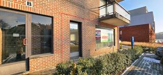 Voor een afspraak bel Kim 0473 72 33 62.Handelspand of woonst met afgesloten garage in het centrum van Lummen.Voormalige rijschool Hendriks.Dit...