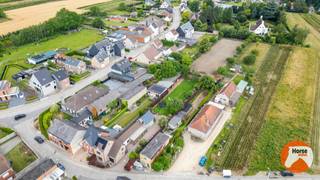 LEDE - Instapklare woning met stallen op 41are<br /><br />Deze instapklare driegevelwoning combineert comfortabel wonen met uitstekende mogelijkheden voor dierenliefhebbers. Op het gelijkvloers bevinden zich een inkomhal, apart toilet, gezellige woonkamer, keuken, wasplaats, badkamer, berging en veranda. De eerste verdieping telt drie slaapkamers, terwijl de zolderverdieping werd ingericht als een ruime vierde slaapkamer.<br /><br />Aansluitend aan de woning vindt u een garage met daarboven een polyvalente ruimte die geniet van een prachtig open uitzicht.<br /><br />Buiten beschikt het eigendom over een mooie, verzorgde tuin, acht stallen en een buitenpiste, alles gelegen op een perceel van 41 are.<br /><br />Troeven:<br />- Instapklare woning<br />- 14 zonnepanelen<br />- EPC B<br />- Laadpaal<br />- 4 slaapkamers<br />- Mooie tuin<br />- Garage met daarboven een polyvalente ruimte<br />- 7 stallen en buitenpiste<br />- Perceel van 41 are<br />- Ideaal voor dierenliefhebbers<br /><br />Een unieke eigendom waar rust, ruimte en passie voor dieren samenkomen. Voor meer informatie of een bezoek, kan u ons steeds contacteren via 053/60.65.66.