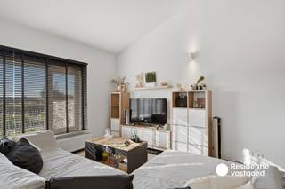 Wonen aan het water, met natuur als achtertuin!<br /><br />Op zoek naar een instapklare woning met een uitzonderlijke ligging? Deze charmante eigendom bevindt zich langs het kanaal Plassendale-Nieuwpoort en geniet van een prachtig zicht over het water én het achterliggende natuurgebied De Zwaanhoek. Een plek waar rust, ruimte en het buitenleven centraal staan.<br /><br />Op het gelijkvloers beschikt de woning over een ruime dubbele garage met twee automatische poorten, een apart toilet en een aangename leefruimte met open keuken. Dankzij de grote raampartijen geniet je vanuit de living volop van het zicht op het kanaal. Aansluitend is er een zonnig terras, voorzien van kastanjehekken en een poortje met rechtstreekse toegang tot het jaagpad.<br /><br />De eerste verdieping omvat drie slaapkamers, waarvan één met een eigen zongericht terras en een fenomenaal uitzicht over het water en de omliggende natuur. De badkamer is uitgerust met een ligbad, aparte douche, lavabo in meubel en toilet.<br /><br />Via een vaste trap bereik je de tweede verdieping, waar een ruime polyvalente kamer zich perfect leent als tweede zithoek, hobbyruimte, bureauruimte of extra slaapkamer. De woning werd gerenoveerd in 2015 en is doorheen de jaren goed onderhouden, waardoor je hier zonder grote werken je intrek kunt nemen.<br /><br />Een unieke combinatie van waterzicht, natuur, ruimte en wooncomfort. Een eigendom met een bijzonder vakantiegevoel, maar dan gewoon elke dag thuis.<br /><br />Interesse? Contacteer ons en plan uw bezoek in!