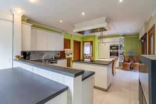Bent u op zoek naar een ruime woning met loods, atelier of opslagruimte? Dan is deze villa in de Driekavenstraat in Waregem absoluut het ontdekken waard!<br /><br />De woning is gelegen op een perceel van maar liefst 1.618 m² en beschikt over een bewoonbare oppervlakte van ca. 310 m², aangevuld met een loods van 450 m². Ideaal voor wie wonen en werken wil combineren, een ruime hobbyruimte zoekt of nood heeft aan extra opslag.<br /><br />INDELING:<br />Op het gelijkvloers vinden we een inkomhal met slaapkamer, ruime leefruimte, leefkeuken en veranda. Verder zijn er een bureauruimte, wasplaats, toilet en grote bergruimte. De verdieping biedt nog 4 slaapkamers en een badkamer.<br /><br />TROEVEN:<br />* Loods van maar liefst 450 m²<br />* 5 slaapkamers<br />* Slaapkamer en badkamer op het gelijkvloers<br />* Perceel van 1.618 m²<br />* Ideaal voor wonen & werken<br />* Geen renovatieplicht<br />* Gelegen op een uitstekende locatie in Waregem<br /><br />De woning kan wat opfrissing gebruiken, maar biedt vandaag al heel wat ruimte, mogelijkheden en potentieel.<br /><br />Interesse? Contacteer snel Vlaemynck Vastgoed voor meer informatie of een bezoek!<br /><br />ref.:LS/26105/TK