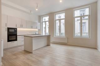 Gelegen in een rustige buurt nabij de Louizalaan, biedt dit prachtige één-slaapkamerappartement modern wooncomfort met een vleugje luxe. Het maakt deel uit van een stijlvol en volledig vernieuwd gebouw (totaalrenovatie in 2024-2025) met hoge plafonds en een prachtige inkomhal.<br /><br />De lichte leefruimte met open keuken en centraal keukeneiland creëert een aangename en stijlvolle leefomgeving. De slaapkamer is ruim en comfortabel, met een aansluitende badkamer voorzien van een inloopdouche en aansluitingen voor was-en droogmachine. Het appartement beschikt over een apart gastentoilet en een privatieve kelder. <br /><br />Dankzij de centrale ligging, hoogwaardige afwerking en doordachte renovatie is dit appartement instapklaar en combineert het modern comfort met een uitstekende ligging in hartje Elsene.<br /><br />Extra troeven:<br />- EPC-label C: energiezuinig en conform de huidige normen<br />- Lage algemene kosten<br />- Instapklaar en hoogwaardige kwalitatieve afwerking<br /><br />Voor meer informatie: laura@immoaccenta.be