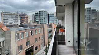 <strong>Dit appartement is beschikbaar vanaf 1 december 2026! <br />Provisie maandelijkse kosten: € 75,00 + € 50,00 provisie verwarming (je hoeft zelf géén gascontract af te sluiten!)<br />Ondergrondse parkeerplaats moet mee gehuurd aan € 110,00 per maand</strong><br /><br />Welkom in residentie “REFUGA”, een moderne en gezellige woonplek in het hartje van Hasselt! Hier woon je op een toplocatie, met winkels, gezellige horecazaken, openbaar vervoer en scholen op wandelafstand. Alles wat je nodig hebt, ligt vlakbij.<br /><br />Het appartement beschikt over een gezellige leefruimte met open keuken, één slaapkamer, een badkamer en een fijn balkon waar je even tot rust kunt komen na een drukke dag.<br /><br />Ook aan extra comfort is gedacht: je beschikt over een private kelderberging en hebt de mogelijkheid om een ondergrondse autostaanplaats bij te huren.<br /><br />Een gezellig en modern appartement op een toplocatie, ideaal voor wie graag comfortabel woont en het bruisende stadsleven binnen handbereik heeft!<br /><br />Surf naar www.vdv-vanderveken.be, kies bij "TE HUUR" voor dit pand en vul de kandidatenfiche in (klik in het gouden balkje op "ik wil dit pand graag huren"). Wij contacteren je voor een afspraak!