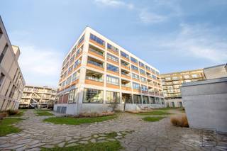 Deze prachtige loft van 85 m² is gelegen in het historische gebouw “Koffienatie” te Antwerpen, midden in de bruisende Dam-wijk. Dit uniek project in de voormalige koffiefabriek combineert authentieke industriële elementen met hedendaags wooncomfort. Doordat het gebouw niet rechtstreeks aan de straatzijde gelegen is, geniet men hier van een aangename rust.<br /><br />De loft bevindt zich op de 4e verdieping en is bereikbaar via zowel de trap als een lift. Via de inkomhal krijgen we toegang tot een apart toilet en een praktische berging met wasvoorzieningen. Als we verder doorlopen, betreden we de royale en enorm lichtrijke leefruimte, die aansluit op de open, volledig geïnstalleerde keuken, uitgerust met een inductiekookplaat, dampkap, combi-oven, ingebouwde koelkast en vriezer, vaatwasser en een ruime spoelbak.<br /><br />Daarnaast beschikt de loft over een ruime slaapkamer en een comfortabele badkamer met lavabo, ligbad en inloopdouche. Een absolute troef is het gezellige patio-terras, dat via een trap toegang biedt tot het ruime dakterras met panoramisch uitzicht. Op het dak bevindt zich bovendien een extra ruimte, ideaal als opslagruimte, bureau of atelier.<br /><br />Het appartement beschikt over een private autostaanplaats en kelderberging die verplicht mee aan te kopen zijn aan €30.000.<br /><br />Extra: <br />- EPC-klasse B, Elektriciteit conform<br />- Uitgerust met zonnepanelen en vloerverwarming<br />- Niet gelegen in mogelijks of overstromingsgevoelig gebied, niet gelegen in afgebakend overstromingsgebied of afgebakende oeverzone, niet gelegen in risicozone overstromingen (P-score C, G-score C)<br />- Stedenbouwkundige informatie in aanvraag<br /><br />Centraal gelegen met winkels, scholen en ontspanning op wandelafstand. Voor meer info ga naar www.coenenvastgoed.be of bel 03/375.82.92