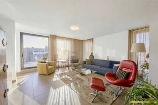 In de onmiddellijke periferie van Lommel Centrum staat dit recent penthouse op nieuwe bewoners te wachten. Het appartement is bereikbaar via een...