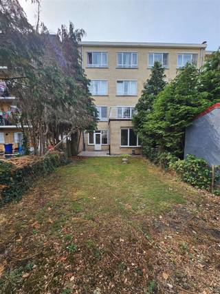 Gelijkvloersappartement met 2 slpk en ruime tuin. Het appartement is gelegen op het gelijkvloers van een kleinschalig gebouw in een rustige buurt en...