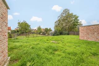 In het residentiële nieuwbouwproject ‘Reynaert’ in Zwevezele wordt deze duurzame gesloten woning gerealiseerd in een landelijke bouwstijl. De woning ligt op een perceel van 236 m² en beschikt over een zuidgerichte tuin. De inpandige garage biedt rechtstreeks toegang tot de praktische berging/wasplaats.<br />Via de inkomhal kom je binnen in de open leefruimte, die naadloos aansluit op de volledig uitgeruste keuken met keukeneiland. Vanuit de keuken heb je eveneens rechtstreeks toegang tot de berging/wasplaats, wat zorgt voor een praktische indeling en extra dagelijks comfort. Op de eerste verdieping bevinden zich vier slaapkamers en een ruime badkamer met dubbele wastafel, douche en bad. Een vaste trap leidt naar de open zolderruimte, waar de mogelijkheid bestaat om een extra kamer in te richten. Daarnaast beschikt de woning over twee afzonderlijke toiletten: één op het gelijkvloers en één op de eerste verdieping. Na aankoop wordt het interieur verder afgewerkt volgens jouw wensen en smaak. Zo geef je de woning een persoonlijke invulling en creëer je een thuis die helemaal bij jou past. Ook op het vlak van energiezuinigheid is deze woning klaar voor de toekomst. De geothermische warmtepomp in combinatie met vloerverwarming zorgt voor een aangename verwarming in de winter en energiezuinige passieve koeling tijdens de zomer.<br /><br />Deze prijs omvat zowel de grond als een volledig afgewerkte, instapklare woning. Alle afwerkingen en voorzieningen zijn inbegrepen: een budget voor keuken en badkamer inclusief sanitair, warmtepomp, zonnepanelen, vloerverwarming, keuringen, terras, oprit, afsluiting en grasaanleg. Enkel de wettelijke kosten zijn hierin nog niet opgenomen. Bekijk de transparante ALL-IN prijs voor een volledig afgewerkte en instapklare woning, inclusief alle kosten (notariskosten, aansluitkosten, verkooprecht en btw) op onze website: <strong> www.dumobil.be/nl/woonprojecten/projecten/zwevezele-reynaert </strong>Of vraag vrijblijvend informatie via onze bouwadviseur <strong>Sam Borrey: sam@dumobil.be | 0483 210 133</strong>.
