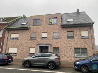 <p><span><span><strong>Energiezuinig dakappartement met ruim terras en autostaanplaats in centrum Retie.<br /><br /><u>Een bezoek aanvragen kan eenvoudig via onze website: www.immodrie.be. Zoek het pand terug onder 'Te Huur' en selecteer vervolgens op de pagina de optie 'Bezoek aanvragen'. Omwille van de grote reeks aanvragen, worden verzoeken via Immoscoop of andere portaalsites niet verwerkt.</u></strong></span><br /><br />Dit energiezuinige dakappartement met EPC-label A is gelegen op de derde verdieping van een kleinschalige residentie in het centrum van Retie (zonder lift). Dankzij de centrale ligging bevinden winkels, horeca en andere voorzieningen zich op wandelafstand.</span></p>
<p><span>Bij het betreden van het appartement kom je rechtstreeks in de lichtrijke open leefruimte. Grote raampartijen zorgen voor een aangename lichtinval, waarvan één een schuifraam is dat toegang biedt tot het zonnige, zuidwestgerichte terras van ca. 18 m². Aansluitend bevindt zich de open hoekkeuken, volledig uitgerust met alle hedendaagse comfort.</span></p>
<p><span>Naast de keuken ligt een praktische voorraadberging met aansluiting voor een wasmachine, ruimte voor een extra koelkast en/of diepvriezer en opbergmogelijkheden.</span></p>
<p><span>De ruime slaapkamer biedt plaats aan een tweepersoonsbed en beschikt over voldoende ruimte voor een grote kleerkast. Aansluitend bevindt zich de badkamer, uitgerust met een douche, badkamermeubel met enkele wastafel en een toilet.</span></p>
<p><span>Achteraan de residentie beschikt het appartement bovendien over een overdekte autostaanplaats met een aansluitende privéberging. Deze is ideaal voor het stallen van fietsen, het opbergen van vuilnisbakken of andere materialen en is bovendien voorzien van elektriciteit.</span></p>