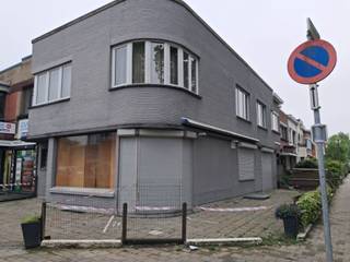 Goed gelegen handelspand / of ruimte voor vrij beroep met woonst. Gelegen op een hoek met veel terrasruimte en groen in de omtrek.Kortbij park met...