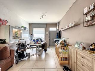 Centraal doch rustig gelegen rijwoning met zonnige koer. Indeling: inkom, woonkamer, ingerichte keuken, 2 slaapkamers waarvan 1 met stortbad en wastafel, WC, zonnige koer, grote berging (o.a. plaats voor wasmachine en droogkast) met opbergzolder. CV aardgas.