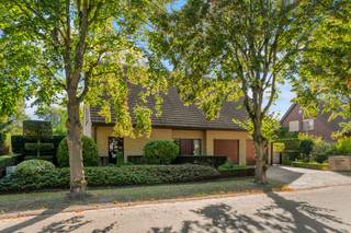 <p>Deze woning werd in 1993 opgetrokken en omvat een <strong>bewoonbare oppervlakte van 254m² </strong>(excl. zolder en kelder) en is gelegen op een perceel van 690m². Het perceel is volledig omheind en zorgt voor <strong>100% privacy</strong>. De oprit, wandelpaden en het terras werden vernieuwd in 2011, ook toen werd er tuinberging voorzien met overkapping van 32m². De oprit biedt plaats voor meerdere wagens, net zoals de dubbele garage met automatische sectionaalpoort. De<strong> tuin werd volledig aangelegd</strong> met beplantingen en een vijver, meerdere terrassen en dit met een <strong>zuid oriëntatie.</strong></p><p>De woning kent volgende indeling: inkomhal met gastentoilet, ruime eet- en woonkamer met toegang tot een af te sluiten bureau en de geïnstalleerde keuken (met vernieuwde toestellen). Via de keuken kom je in de wasruimte met connectie naar buiten, de douchekamer en de dubbele garage. Via de garage is er nog toegang tot een kleine berging en de droge kelder (12m²). Via de nachthal is er toegang tot maar slaapkamers, waarvan 2 met inloopkast en de badkamer. Tot slot is er nog een ruime opbergzolder voorzien.</p><p>De woning <strong>kent voldoende comfort</strong>, kent een <strong>schitterend onderhoud</strong> en dient enkel aangepast te worden naargelang hedendaagse normen, eigen smaak en wensen! Doorheen de woning werd gebruikt gemaakt van <strong>hoogwaardige en kwalitatieve materialen</strong>. Overige troeven: zonneluifel, screens aan de keuken, zonnepanelen en -boiler, gashaard, ..</p><p>Kortom, alles is aanwezig en dit verduidelijken we graag tijdens een bezoek aan dit pand!</p>