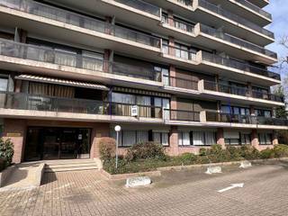 HALL D'ENTRÉE AVEC PLACARD ; SÉJOUR ; CUISINE ÉQUIPÉE D'UN DOUBLE ÉVIER, D'UN FOUR, D'UNE PLAQUE VITROCÉRAMIQUE, D'UNE HOTTE, D'UN RÉFRIGÉRATEUR,...