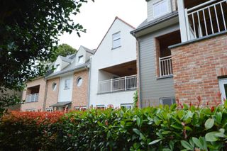 De troeven van dit recent appartement (BJ: 2018, 167 m²) zijn onder meer: haar luxueus karakter, ruime oppervlakte, haar verfijnde afwerking en het superieur gevoel van openheid, licht en ruimte. Belvédère combineert het beste van twee werelden door de ligging in een park met de onmiddellijke nabijheid van het centrum. Achter de prachtige gevel vindt u dit ruim en luxueus duplex appartement. Dit lichtrijk appartement heeft volgende indeling op de eerste verdieping: een inkomhal met  gastentoilet, een ruime leefruimte met parket, een ingerichte keuken, een berging en een super ruim terras met zicht op het park. 
Op de 2de verdieping zijn er maar liefst 4 slaapkamers allemaal voorzien van een parketvloer, een badkamer, een douchekamer, een nachthal, een afzonderlijk toilet en toegang tot de zolder via een valtrap. Door het gebruik van warme, luxueuze materialen en diverse texturen heeft het appartement een geborgen en huiselijk karakter.Toegang tot de Residentie is mogelijk via de Pastinakenstraat. De  parkeergarage biedt u de mogelijkheid tot het (optioneel) aankopen van autostaanplaats t.b.v. 25.000 euro (parking 10, excl. kosten). 
De kelder (NR. 4) is inbegrepen in de prijs. 
Instapklaar wonen in alle rust op een uitstekende locatie? 
Contacteer Stéphanie via 0474 33 27 85 of stephanie@immodelestre.be.
