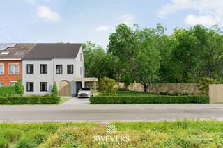 Voor meer info en foto’s, surf naar Swevers Vastgoed. Ontdek deze aantrekkelijk gelegen bouwgrond in de Schimpenstraat in Kuringen, een mooie kans voor wie een eigen woning wil realiseren op een vlot bereikbare en tegelijk rustige locatie. Het perceel heeft een oppervlakte van 6a 30ca en vormt zo een aangename basis voor een doordacht woonproject met aandacht voor wonen, tuin en buitenruimte. Met een uitzonderlijke perceelbreedte van maar liefst 26,5 meter en een perceeldiepte van 34 meter beschikt deze bouwgrond over bijzonder ruime afmetingen, wat een zeldzame troef vormt voor een perceel bestemd voor halfopen bebouwing. Deze royale breedte biedt extra mogelijkheden op vlak van architectuur, lichtinval, tuinbeleving en privacy. Hier kan een comfortabele, lichtrijke woning ontstaan met voldoende ruimte voor een gezinsleven, hobby’s, thuiswerk en ontspanning. De ligging in Kuringen combineert een residentieel karakter met een uitstekende nabijheid tot Hasselt en diverse voorzieningen. Scholen bevinden zich op ongeveer 1 km, winkels en restaurants op circa 2 km. Een bushalte ligt op slechts 300 meter, het treinstation op 4 km en de snelwegen zijn bereikbaar op ongeveer 3,5 km. Zo woon je hier bijzonder praktisch voor verplaatsingen richting Hasselt, Genk, Lummen en verder. Ook recreatie is nooit ver weg. De Abdijsite Herkenrode ligt op slechts 2 km en biedt prachtige mogelijkheden om te wandelen, fietsen en ontspannen in het groen. Kapermolen en de Japanse Tuin bevinden zich op 4 km en zorgen voor extra ontspanningsmogelijkheden in de buurt. Deze bouwgrond in Kuringen combineert ruimte, bereikbaarheid en potentieel op een sterke locatie. De uitzonderlijke perceelbreedte van 26,5 meter maakt dit perceel extra interessant voor wie op zoek is naar vrijheid en mogelijkheden binnen een halfopen bebouwing. Ideaal voor wie zijn woondroom wil vormgeven in een omgeving waar wonen, werken en ontspannen mooi samenkomen. Voor meer informatie, bel 012 699 900.