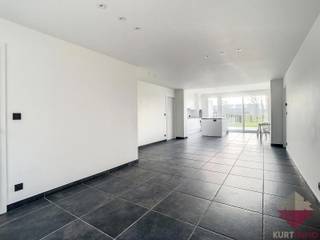 Prachtig gerenoveerde woning met 5 SLPK én tuin!Centraal gelegen in de landelijke gemeente Herdersem bevindt zich deze ruime én lichtrijke woning met...