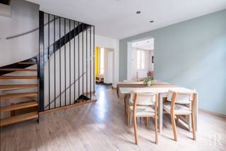 Lichtrijke woning met 4 slaapkamers op topligging in Mechelen. Bent u op zoek naar een ruime, instapklare woning waar u wonen en werken perfect kan combineren? Deze lichtrijke woning met 4 slaapkamers gelegen in het rustige en historische Groot Begijnhof van Mechelen, biedt hiervoor alle mogelijkheden? Dankzij de indeling en de extra ruimtes op het gelijkvloers kunt u hier comfortabel wonen én een professionele werkplek creëren zonder in te boeten aan privacy of leefruimte. Denk bijvoorbeeld aan een thuiskantoor, praktijkruimte, atelier, creatieve werkplek of een aparte ruimte voor uw zelfstandige activiteit.<br />Ook qua ligging is deze woning een uitstekende uitvalsbasis. De Grote Markt bevindt zich op minder dan 5 minuten wandelen, terwijl winkels, supermarkten, scholen, het historische stadscentrum en belangrijke invalswegen vlot bereikbaar zijn. U geniet dus van de levendigheid en bereikbaarheid van de stad, gecombineerd met de rust van het Groot Begijnhof.<br /><br />Indeling: via de inkomhal krijgt u toegang tot twee afzonderlijke kamers. Verder bevinden zich op deze verdieping een apart toilet en een praktische berging met ingebouwde kasten. Hier zijn aansluitingen voorzien voor wasmachine en droogkast en is er voldoende bergruimte.<br />De eerste verdieping vormt het hart van de woning en beschikt over een ruime eetkamer en lichtrijke living. De volledig ingerichte keuken is voorzien van onder andere een ingebouwde oven en vaatwasser en geeft rechtstreeks toegang tot het terras. Het terras biedt een aangename plek om na een werkdag tot rust te komen of gezellig te genieten met familie en vrienden.<br />Op de tweede verdieping bevinden zich twee ruime slaapkamers en een badkamer met toilet, lavabomeubel en ligbad. Daarnaast beschikt de woning over een zolder en kelder, waardoor er nog heel wat extra mogelijkheden zijn voor opslag, hobby's of archivering.<br />De woning is bovendien uitgerust met zonnepanelen, wat een mooie extra troef is op het vlak van energieverbruik.<br /><br />Concreet: deze woning is bijzonder interessant voor zelfstandigen, vrije beroepen, thuiswerkers of ondernemers die op zoek zijn naar een combinatie van een comfortabele gezinswoning en een praktische werkplek. Dankzij de twee afzonderlijke kamers op het gelijkvloers kunt u uw professionele activiteiten organiseren zonder dat uw werkruimte de leefruimtes inneemt. Tegelijk geniet u boven van een ruime en lichtrijke woonomgeving met terras<br />Intresse? Contacteert ons via mail (info@immosir.be) of telefonisch (015/65.50.05) om een afspraak in te plannen!
