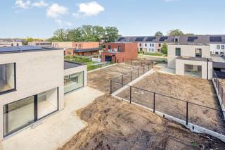 <p>Te koop: moderne open bebouwing in Koersel, gelegen in een rustige residentiële buurt.</p>

<p> </p>

<p>Deze nieuwbouw woning (bouwjaar 2026) combineert eigentijdse architectuur met een praktische indeling. Gelegen in Panisdries, geniet u van een groene omgeving met alle voorzieningen op korte afstand. De woning biedt drie comfortabele slaapkamers, een ruime tuin en een carport. Dankzij de open bebouwing profiteert u van veel lichtinval en een gevoel van ruimte.</p>

<p> </p>

<p>Belangrijkste ruimtes:</p>

<p>• Ruime living met aansluitende eetkamer, ideaal voor gezellige momenten.</p>

<p>• Moderne keuken met directe toegang tot de tuin.</p>

<p>• Drie slaapkamers, perfect voor gezin of gasten.</p>

<p>• Badkamer met alle nodige voorzieningen.</p>

<p>• Carport voor uw wagen.</p>

<p>• Berging en inkomhal voor extra opbergruimte.</p>

<p>• Terras met zicht op de tuin.</p>

<p> </p>

<p>Troeven:</p>

<p>• Nieuwbouw (2026) met moderne indeling.</p>

<p>• Zonnepanelen</p>

<p>• Warmtepomp</p>

<p>• Oplevering eind 2026</p>

<p> </p>

<p>Neem vandaag nog contact op met uw ERA-makelaar voor een bezoek.</p>

<p> </p>

<p>JOUW DROOMHUIS. ZO GEVONDEN!</p>