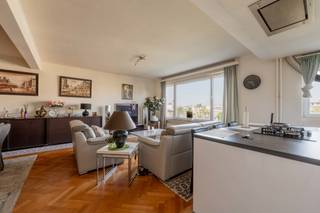 Dit ruime tweeslaapkamerappartement, gelegen vlak bij de Tentoonstellingswijk en de parken Den Brandt en Middelheim, combineert authentieke charme met hedendaags comfort. Authentieke elementen zoals het visgraatparket worden mooi aangevuld met een recent vernieuwde keuken en badkamer.<br /><br />De lichtrijke leefruimte beschikt over grote raampartijen die zorgen voor een aangenaam open zicht op de omgeving en sluit naadloos aan op de open keuken. De tweede slaapkamer geeft uit op een gezellig terras. Verder biedt de inkomhal een apart gastentoilet en praktische ingemaakte kasten.<br /><br />Het appartement bevindt zich in een uitstekend onderhouden gebouw met karaktervolle, authentieke gemeenschappelijke delen. Daarnaast is er de mogelijkheid om een ondergrondse parkeerplaats aan te kopen voor 25.000 euro.<br /><br />De ligging vormt een ideale combinatie van rust en bereikbaarheid. U woont in een groene omgeving, op wandelafstand van de parken Den Brandt en Middelheim, met het centrum van Antwerpen, belangrijke invalswegen en het openbaar vervoer vlot binnen handbereik.