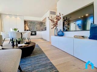 Penthouse met kwalitatieve materialen gerenoveerd. Dit penthouse beschikt over twee ruime zonneterrassen waarop u verwend wordt met...