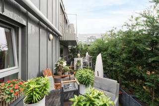 [[ DIT PAND NEEMT DEEL AAN DE ERA OPEN HUIZEN DAG OP 19/9 VAN 13:00 TOT 14:00 ]]
<p>Uniek lichtrijk appartement in Nieuwpoort, vlak bij winkels en de kust.</p>

<p> </p>

<p>Dit direct instapklare appartement biedt een praktische woonoplossing op een centrale ligging in Nieuwpoort. Dankzij de vlotte bereikbaarheid en de nabijheid van de zee, de markt, winkels en horecazaken geniet u hier van comfortabel wonen aan de Belgische kust. Dit één slaapkamer appartement is lichtrijk en heeft een uitzonderlijk ruim terras op het binnenplein dat 100% privacy biedt.<br />Dankzij de private inkom voor dit appartement heb je geen geluidshinder. De indeling maakt het pand interessant als vaste woonst, tweede verblijf of investering. Een ideale opportuniteit voor wie een appartement aan zee zoekt in West-Vlaanderen. Gemeenschappelijke fietsenberging en toegang tot ondergrondse parking. Directe toegang tot supermarkt en vlakbij de tram- en bushalte.</p>

<p> </p>

<p>troeven:<br />- aparte inkom<br />- ruim terras met nieuwe zonneluifel en kunstgras <br />- lichtrijk appartement<br />- energielabel A<br />- instapklaar</p>

<p> </p>

<p>Neem vandaag nog contact op met je ERA-makelaar voor een bezoek.<br />sylvie@eraservimo.be of +32 496 078 210.</p>

<p> </p>

<p>JOUW DROOMAPPARTEMENT. ZO GEVONDEN!</p>