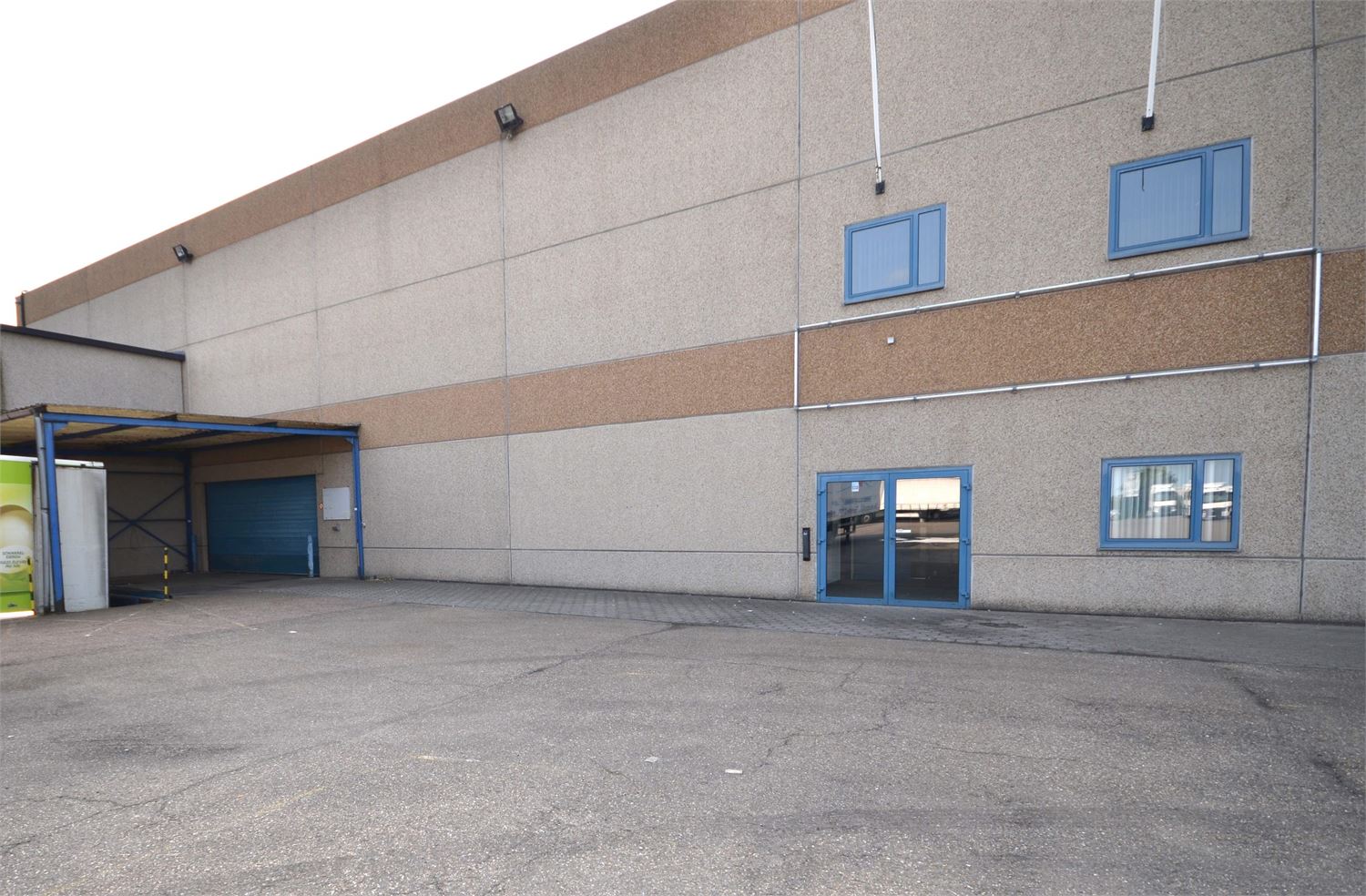 Ruim bedrijfsgebouw met burelen op een op een zeer gunstige locatie. Het pand is gelegen op het goed bereikbare industrieterrein van Sint-Truiden - foto 1