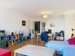 Coupure Links 437: Dit energiezuinig appartement is gelegen op de eerste verdieping met indeling als volgt: Inkomhal met apart toilet en...