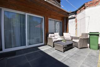 Rijwoning op 73 m² (98 m² bruikbare vloeroppervlakte ) met :<br />Gelijkvloers:<br />- leefruimte<br />- open keuken met spoelbak, gaskookfornuis, dampkap, oven, vaatwasser, koelkast en diepvries<br />- gastentoilet<br />- berging onder trap<br />Verdiep 1:<br />- slaapkamer 1<br />- badkamer met lavabomeubel, douche, toilet en handdoekradiator<br />Verdiep 2: <br />- 2 slaapkamers <br />Zonneterras <br /><br />Faciliteiten:<br />- PVC ramen met hoog rendement beglazing <br />- centrale verwarming en sanitair warm water op aardgas met combi condensatieketel<br />- 18cm minerale wol dakisolatie in hellend dak, 10cm PUR dakisolatie in plat dak, isolatie in achtergevel, vloerisolatie<br /><br />EPC-label B : 132 kWh / (m² jaar) <br />Elektrische keuring : conform tot 08.09.2048<br />Asbestattest: asbestveilig <br /><br />Prijs € 264.000<br /><br />Meer info ? 📞 +32 486 20 67 65 📧 katleen@zakenkantoor-roels.be 🌐 www.zakenkantoor-roels.be.