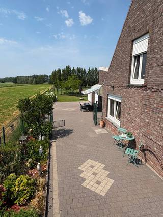 Ruime halfopen bebouwing met uniek, onbelemmerd zicht op de natuur!<br /><br />Ben je op zoek naar een eigendom met tal van mogelijkheden op een rustige en groene locatie? <br />Dan biedt deze halfopen bebouwing in Waarschoot (Lievegem) een unieke kans! <br />Dankzij de ligging in de tweede lijn geniet je hier van uitzonderlijke privacy en rust.<br /><br />Het perceel heeft een oppervlakte van maar liefst 2.011 m². De ruime tuin biedt een blijvend en gegarandeerd uitzicht op het omliggend landschap. Een absolute meerwaarde voor wie houdt van rust en natuur.<br /><br />Troeven van deze woning<br />•Woonoppervlakte (153 m²): Gezellige woonkamer met houtkachel, vernieuwde moderne keuken, 3 ruime slaapkamers, 2 badkamers en 2 toiletten.<br />•Bijgebouwen (80 m²): Garage met carport vóór de woning, plus een grote berging en extra garage áchter de woning.<br />•Buitenruimte: Riante tuin met een blijvend, onbelemmerd zicht op het groen.<br /><br />Belangrijk om te weten<br />•EPC: Gunstige score van 318 kWh/m² (Label D), dus geen renovatieverplichting.<br />•Verwarming: Centrale verwarming op stookolie (hoogrendementsketel vernieuwd in 2021).<br />•Nutsvoorzieningen: Volledig uitgerust met o.a. een regenput, stads- en grondwater.<br />•Elektriciteit: Keuringsattest aanwezig (niet-conform).<br />•Asbest: Attest is aanwezig (buitenberging wordt nog professioneel aangepakt vóór de verkoop).<br />•Stedenbouw & Risico: Gelegen in agrarisch gebied (zonevreemd, maar volledig vergund). <br />•Er is geen voorkooprecht en de woning ligt niet in een overstromingsgevoelig gebied.<br /><br />Met enkele beperkte opfriswerken maak je van deze uniek gelegen woning jouw absolute droomthuis!<br /><br />Bezoekdagen (enkel op afspraak!)<br />•Zaterdag 20 juni 2026 — van 10:00 u tot 17:00 u<br />•Zaterdag 27 juni 2026 — van 10:00 u tot 17:00 u<br /><br />Wens je meer informatie of wil je meteen reserveren voor een bezichtiging?<br />•Contactpersoon: Jan Van Bouchaute<br />•GSM: 0476 28 25 12 (graag telefonisch contact opnemen tussen 18:00 u en 20:00 u)<br /><br />Geen immo aub, gelieve deze wens te respecteren!<br /><br /><br /><br /><br /><br /><br /><br /><br />