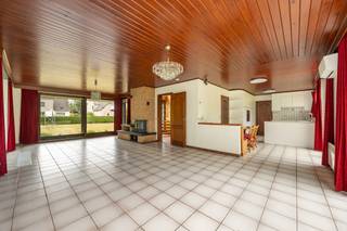 Dit charmant landhuis met 3 slaapkamers is steeds goed onderhouden met aangename look & feel in een groene omgeving. Perfecte locatie, zeer rustig gelegen en toch vlakbij het centrum op een perceel van 1.597m².<br /><br />INDELING: Ruime inkomhal - Zeer lichtrijke leefruimte voorzien van houtkachel op beige tegelvloer -Vervolgens ruime open keuken met rechtstreeks toegang tot terras en tuin- Aanpalende berging - Op het gelijkvloers een slaapkamer op vinylvloer met badkamer voorzien van bad, douche, lavabomeubel en toilet. Verdieping 1 omvat 2 ruime slaapkamers en extra berging. Buiten: mooie tuin en grote garage/atelier alsook voldoende parkeergelegenheid op de oprit.<br /><br />BIJZONDERHEDEN: Woning op zeer gegeerde locatie - Garage ca.23m² - Asbestveilig - Stedenbouwkundige info in aanvraag - P&G score: A - EPC: 511 UC 3843786 - Beschikbaar bij akte<br />Meer info? Bel 03 361 51 51 of via info@yvesvanpelt.be