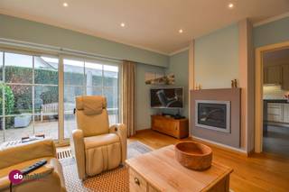 <p><span>Fantastisch onderhouden woning op een rustige locatie in Hever</span></p><p><span> </span></p><p><span>Deze vrijstaande woning, gebouwd in 2004, is instapklaar en biedt vele troeven. Dankzij zijn gustige ligging heb je meteen al de eerste troef in handen.</span></p><p><span> </span></p><p><span>Via de inkomhal met apart toilet bereik je de woon- en eetkamer. Dankzij de grote raampartijen en de erker geniet je overal in de woning van veel natuurlijk licht en een aangenaam zicht op tuin. Ook vanuit de volledig ingerichte keuken kan je van voldoende licht genieten. Op de benedenverdieping beschik je over een ruime slaapkamer met aansluitende dressing, alsook de badkamer met toilet, dubbele wastafel &amp; inloopdouche. De praktische berging met voorzieningen voor wasmachine en droogkast, de grote inpandige garage met automatische poort &amp; zonnepanelen (met groenestroomcertificaten, nog +/-5 jaar - opbrengst +/-1000 euro/jaar) zijn nog enkele extra troeven. </span></p><p><span> </span></p><p><span>Op de eerste verdieping heb je 3 ruime slaapkamers , met aanvullend nog twee extra ruimtes (momenteel gebruikt als atelier en wijnzolder).</span></p><p><span> </span></p><p><span>De tuin met ruim terras kan je rondom terugvinden en is dé ideale plek om te genieten. Je beschikt ook nog over een ruim tuinhuis voor het opbergen van extra spullen. </span></p><p><span> </span></p><p><span>Kortom, zeer veel troeven voor een groter gezin, maar zeker ook voor de "oude" dag. </span></p><p><span> </span></p><p><span>Contacteer ons vandaag nog om deze woning zelf te ontdekken!</span></p><p><span> </span></p><p><span>015 20 36 00 - info@domoxim.be</span></p><p><span> </span></p><p><span>domoXim. Waar dromen thuis komen!</span></p><p><span> </span></p><p><span>Ook de waarde van je </span><span>eigen </span><span>woning kennen? Wij geven je graag advies.</span></p>