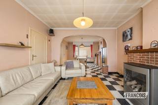 Op zoek naar een instapklare gezinswoning te koop in Oostkamp? Deze gezellige woning in de Patersonstraat combineert een praktische indeling met een aangename woonomgeving. Dankzij de zonnige diepe tuin, de inpandige garage en de vlot bereikbare ligging is dit de ideale thuisbasis voor gezinnen die comfortabel willen wonen.<br /><br />Met een bewoonbare oppervlakte van 144 m² biedt deze woning alle ruimte om zorgeloos te genieten. De lichtrijke leefruimte sluit mooi aan op de tuin, waar je in alle rust van de zon kunt genieten. Verder beschikt de woning over drie volwaardige slaapkamers, een badkamer en een inpandige garage die extra comfort en opbergruimte biedt. De ligging in Oostkamp is een absolute troef, met openbaar vervoer en een school op wandelafstand. <br /><br />Dankzij het gunstige EPC-label is hier geen renovatieplicht van toepassing. <br /><br />Benieuwd naar deze woning te koop in Oostkamp? Neem vandaag nog contact op met Immo Francois. Onze vastgoedexperten begeleiden je graag bij een bezoek. Ook in Oostkamp, Sint-Andries, Sint-Michiels en Varsenare staan wij klaar om je te helpen bij de aankoop of verkoop van een woning.<br /><br />Denk je eraan om je woning in Oostkamp te verkopen? Neem vrijblijvend contact op met Eva van Immo Francois in Oostkamp voor een gratis schatting via eva@immofrancois.be.<br /><br />