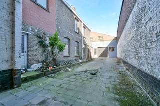 Welkom in de Spanjestraat te Roeselare, waar we u niet één, maar twee ruime woningen aanbieden, samen met een grote loods van 312 m². Deze eigendommen bevinden zich op een uiterst centrale ligging, vlakbij scholen, winkels, openbaar vervoer en alle belangrijke voorzieningen.<br /><br />Spanjestraat 235 - Woning<br />Deze te renoveren woning bestaat uit twee bouwlagen met zadeldak. De indeling omvat een voorplaats, leefruimte, gesloten keuken, wasplaats en badkamer. Op de eerste verdieping bevinden zich twee ruime slaapkamers en via de vaste trap bereikt u de zolder, waar eenvoudig een derde slaapkamer kan worden ingericht.<br /><br />Spanjestraat 237 - Woning<br />Ook deze woning biedt tal van mogelijkheden. U vindt er een voorplaats, eetplaats, keuken, twee badkamers en maar liefst vijf slaapkamers. Op de zolderverdieping is er bovendien ruimte om nog twee extra kamers te creëren.<br /><br />Spanjestraat 239 – Loods<br />De ruime loods van 312 m² is ideaal voor het stockeren van materiaal, maar kan tevens verhuurd worden of perfect dienstdoen voor eigen gebruik.<br /><br />Troeven van deze locatie!<br />- Centrale ligging in Roeselare<br />- Twee ruime, te renoveren woningen met veel potentieel<br />- Grote loods van 312 m²<br />- Mogelijkheid tot verhuren voor een stabiel rendement<br />- Geschikt voor nieuwbouwproject (onder voorbehoud van vergunning)<br /><br />De vermelde prijs is een richtprijs. Elk bod, hoger of lager, wordt voorgelegd aan de eigenaar, die zich het recht voorbehoudt dit te aanvaarden of te weigeren.