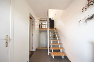 <p><span>Perfect onderhouden en instapklare split-level woning</span></p><p><span> </span></p><p><span>* Gelijkvloers : inkomhal met gastentoilet, inpandige garage met afstandbediende poort, slaapkamer op laminaatvloer met aanpalende dressing</span></p><p><span> </span></p><p><span>* 1e verdieping : witte open keuken met alle toestellen, eetkamer op keramische tegels welke toegang geeft via een trap naar de tuin</span></p><p><span> </span></p><p><span>* 1e verdieping (half) : aangenaam salon op kurkvloer met doorkijk naar de andere verdiepingen wat een heel licht en ruimtelijk gevoel geeft</span></p><p><span> </span></p><p><span>* 2e verdieping : nachthal, 2 slaapkamers op vinylvloer, berging met vlizo-trap naar de grote zolder</span></p><p><span> </span></p><p><span>* 2e verdieping (half) : grote slaapkamer op vinylvloer, luxe badkamer met regendouche / dubbele wastafel / toilet</span></p><p><span> </span></p><p><span>* Diverse : zonnepanelen, 10kW thuisbatterij, grote zolder</span></p><p><span> </span></p><p><span>Gelegen in een doodlopende straat in een aangename woonwijk van Merksem. Op wandelafstand bevinden zich winkels, scholen en openbaar vervoer, terwijl de vlotte verbinding naar Antwerpen en de Ring een uitstekende bereikbaarheid garandeert (en later bijkomend met de Oosterweelverbinding). Extra troef is het groene buurtpleintje dat zorgt voor een open gevoel, extra speelruimte voor kinderen en een aangename, rustige woonomgeving.</span></p>