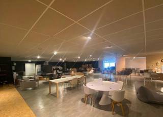 Grand espace commercial de 850 m² avec une belle visibilité situé sur un axe de fort passage reliant Liège à Marche-en-Famenne.Proximité avec les...